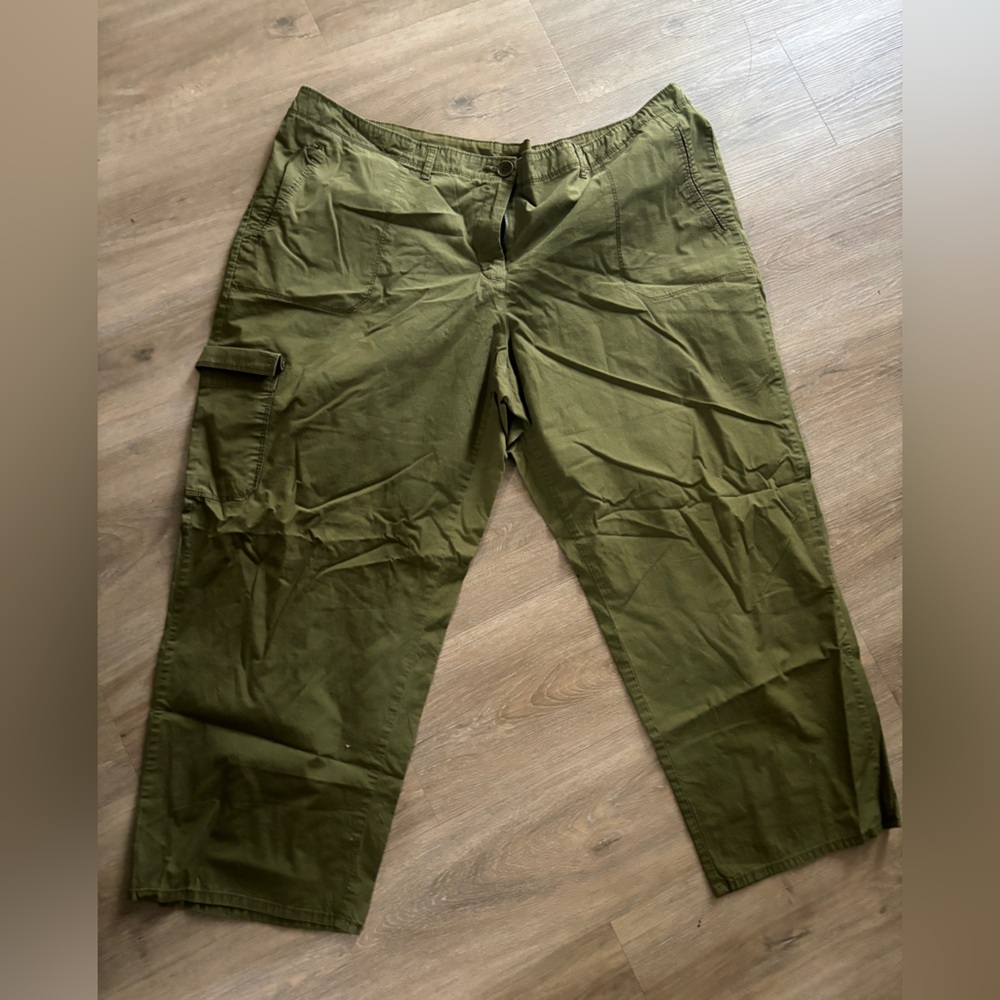 Liz Claiborne Green Capris Pants